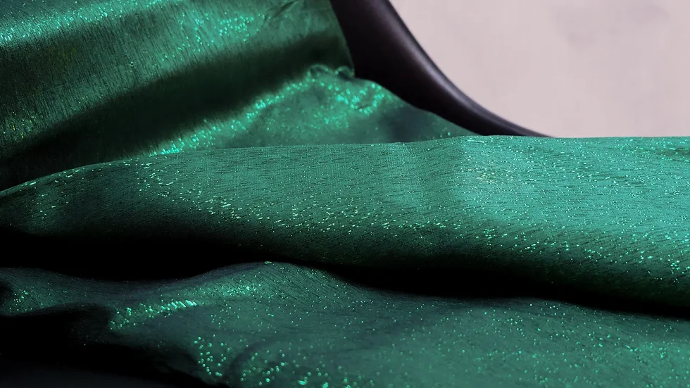 ผ้าไหมสีพื้น ทอสอดดิ้น ไหมแท้ เฉดสีเขียว ขายตามความยาวหลา รหัส A12-CT-100645