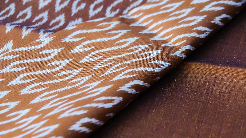 (ผ้าชุด)ไหมมัดหมี่ 3ตะกอ ไหมแท้ (ผ้าลาย 2หลา+สีพื้น2หลา) ลายขอพระราชทาน สีน้ำตาลแดง รหัส M2B-CT03046638