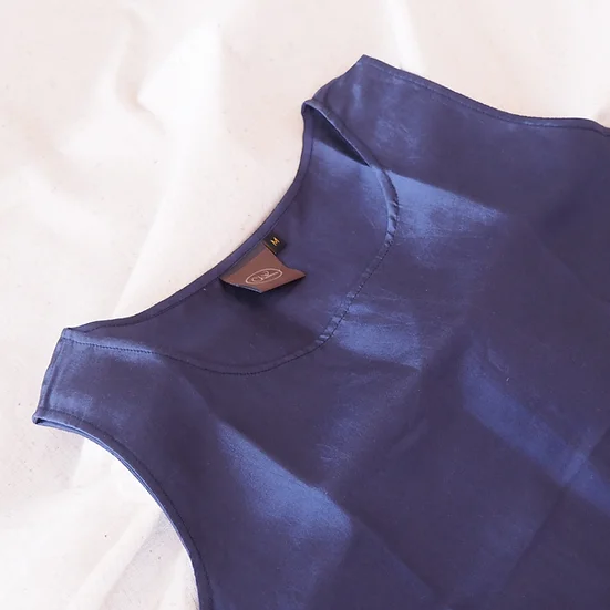 เสื้อแขนกุดไหมแท้ เฉดสีกรมท่า รหัส TOP015