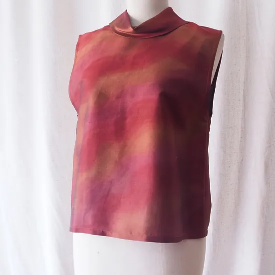 เสื้อผ้าไหมแขนกุดคอตลบ ฟรีไซส์ เฉดสีแดง รหัส TOP-CT-102834