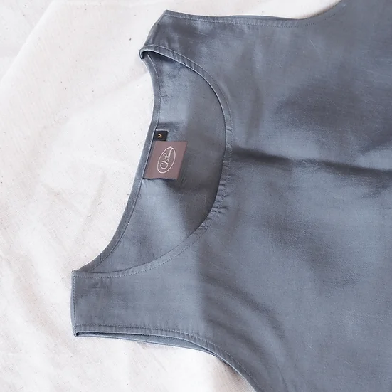 เสื้อแขนกุดไหมแท้ เฉดสีเทาเข้ม รหัส TOP023