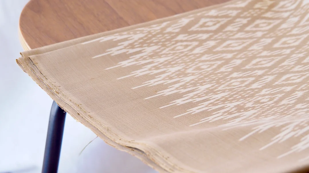 (ผ้าชุด) ผ้าไหมมัดหมี่ไหมแท้ (ผ้าลาย2หลา+สีพื้น2หลา) สีเหลืองทองพราย รหัส M2B-CT-102908