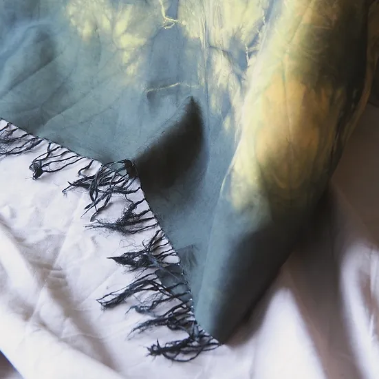 ผ้าคลุมไหล่ผ้าไหม ผืนใหญ่ มัดย้อม มีชายครุย ขนาด 100x200ซม. สีดำ รหัส ZYH-CT-102617