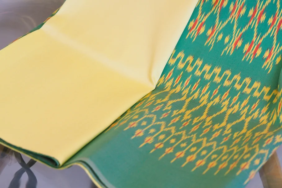 (ผ้าชุด) ผ้าไหมมัดหมี่ไหมแท้ (ผ้าลาย2หลา+สีพื้น2หลา) ลายดวงแหโคมห้า พื้นสีเขียวเหลือง รหัส M2B-CT-100425