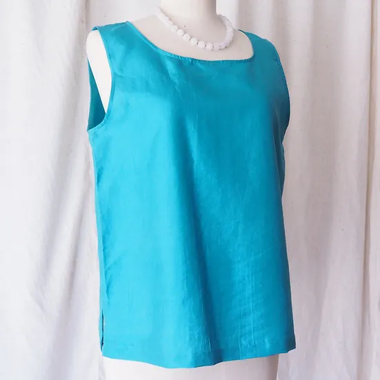 เสื้อผ้าไหมแขนกุด เฉดสีฟ้าใส รหัส TOP-102830