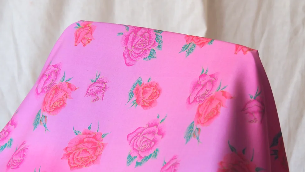 ผ้าไหมพิมพ์ลาย เนื้อเรียบ สไลด์สี ขนาด 1x2เมตร ลายดอกไม้ เฉดสีชมพู รหัส A4-CT-103081