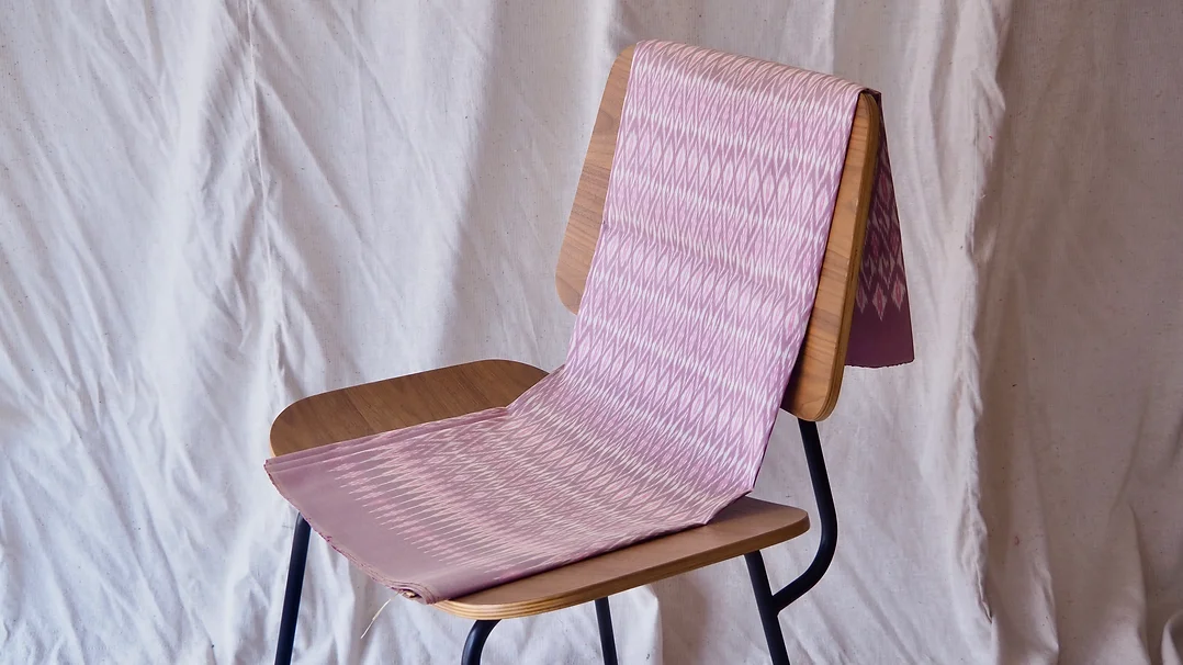 (ผ้าชุด) ผ้าไหมมัดหมี่ไหมแท้ (ผ้าลาย2หลา+สีพื้น2หลา) พื้นสีชมพู รหัส M2B-CT-102805