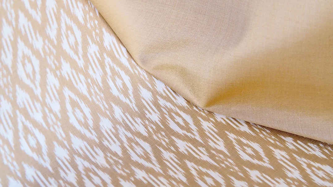 (ผ้าชุด) ผ้าไหมมัดหมี่ไหมแท้ (ผ้าลาย2หลา+สีพื้น2หลา) สีเหลืองทองพราย รหัส M2B-CT-102908