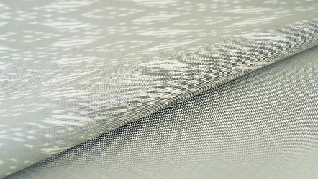 (ผ้าชุด) ผ้าไหมมัดหมี่ไหมแท้ (ผ้าลาย2หลา+สีพื้น2หลา) ลายนาคโคมเจ็ด พื้นสีเขียวนวลเทา รหัส M2B-CT-102578