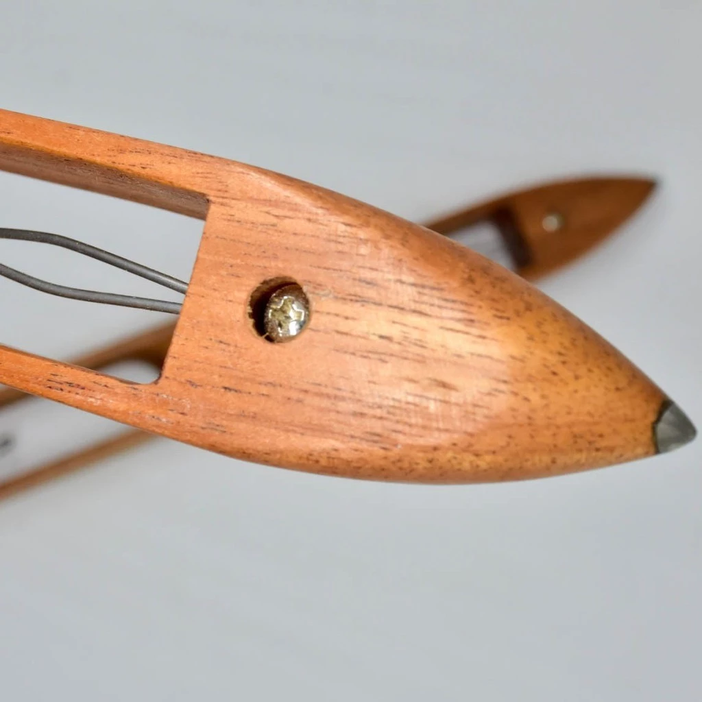 กระสวยไม้กี่กระตุก อุปกรณ์ทอผ้า ไม้แดง รหัส 76-2-091667131