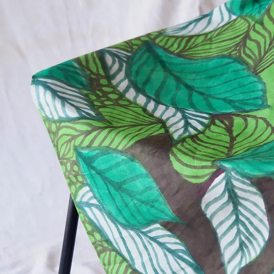 ผ้าพันคอไหมเขียนมือ สี่เหลี่ยมจัตุรัส ขนาด 100x100ซม.ลายใบไม้ สีเขียว รหัส ZTG-CT-103007