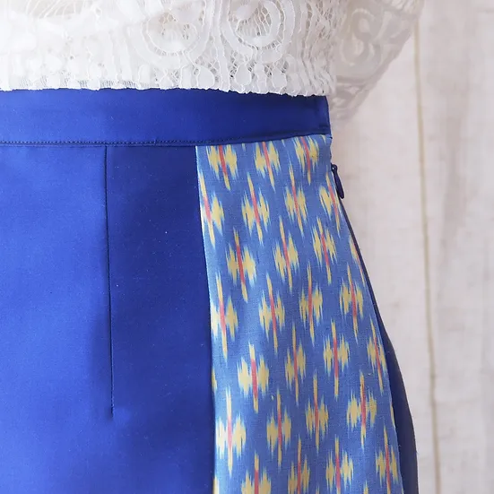 กระโปรงผ้าไหม ตัดสำเร็จ ผ้าไหมสีพื้นแทรกลายผ้าไหมมัดหมี่ ไซส์ L เฉดสีน้ำเงิน รหัส WM-CT-SKU102464