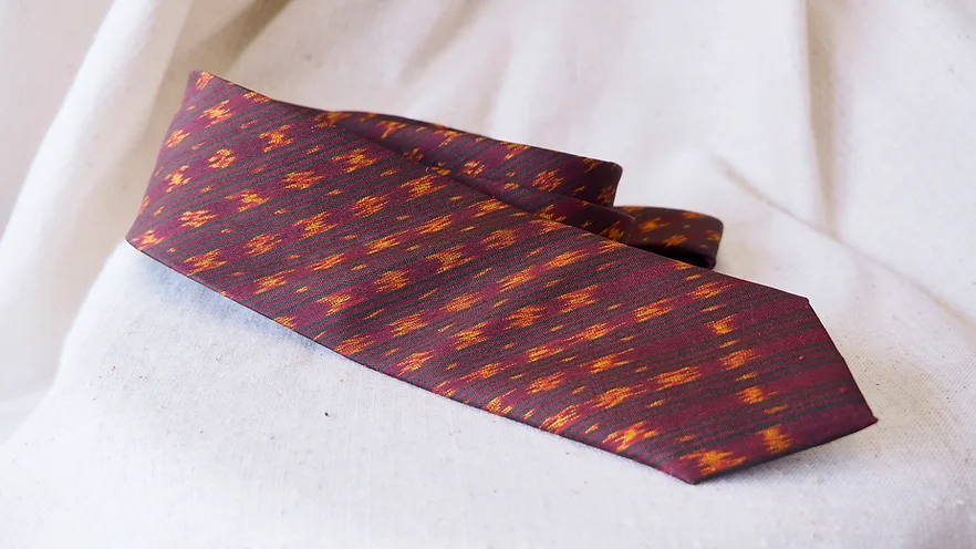 เนคไทผ้าไหม มัดหมี่ ขนาดกว้าง 2.5นิ้ว สีแดงเม็ดมะขาม ND-CT-102502