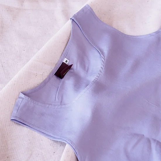 เสื้อแขนกุดไหมแท้ เฉดสีม่วงอ่อน รหัส TOP016