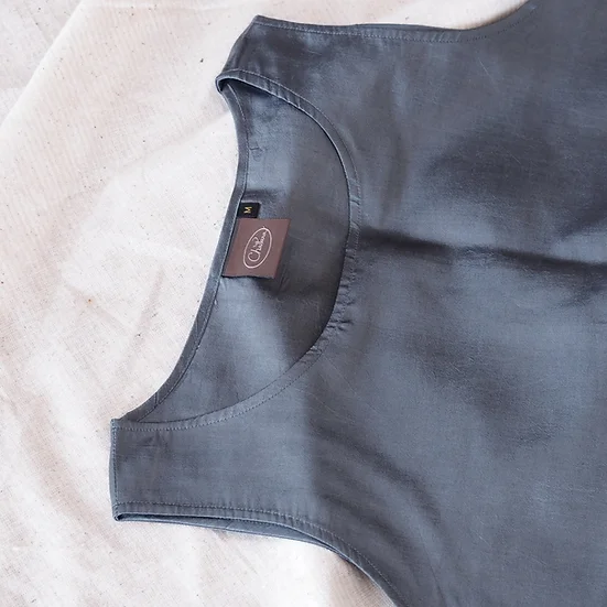 เสื้อแขนกุดไหมแท้ เฉดสีเทาเข้ม รหัส TOP021