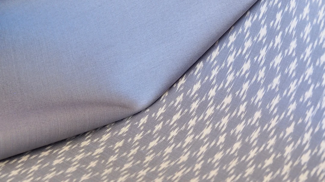 (ผ้าชุด) ผ้าไหมมัดหมี่ไหมแท้ (ผ้าลาย2หลา+สีพื้น2หลา) พื้นสีเทา รหัส M2B-CT-102659