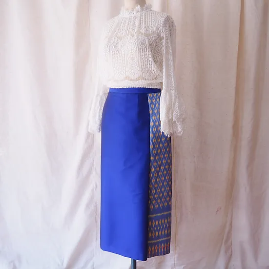 กระโปรงผ้าไหม ตัดสำเร็จ ผ้าไหมสีพื้นแทรกลายผ้าไหมมัดหมี่ ไซส์ M เฉดสีน้ำเงิน รหัส WM-CT-SKU102463