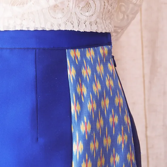 กระโปรงผ้าไหม ตัดสำเร็จ ผ้าไหมสีพื้นแทรกลายผ้าไหมมัดหมี่ ไซส์ M เฉดสีน้ำเงิน รหัส WM-CT-SKU102463