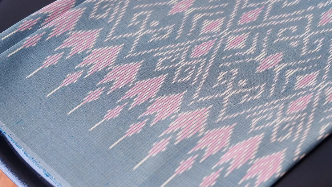 ผ้าไหมมัดหมี่ เนื้อเรียบ ไหมแท้ ขนาด 1x2หลา ลายขออุ้มหน่วย สีฟ้าหม่น รหัส CISP-CT-102526