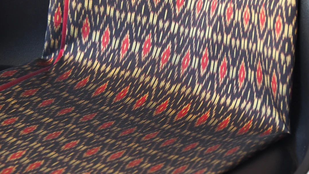 (ผ้าชุด) ผ้าไหมมัดหมี่ไหมแท้ (ผ้าลาย2หลา+สีพื้น2หลา) สีแดง รหัส M2B-CT-103030