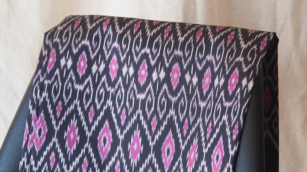 ซิ่น ผ้าไหมมัดหมี่ ไหทแท้ ขนาด 1x2หลา ลายมะเกลือ พื้นสีดำ รหัส R1Q-CT-1205676