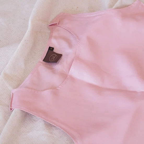 เสื้อแขนกุดไหมแท้ เฉดสีชมพู รหัส TOP011