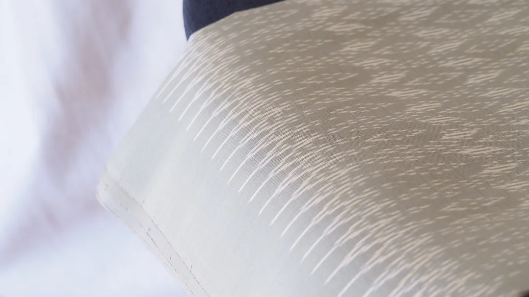 (ผ้าชุด) ผ้าไหมมัดหมี่ไหมแท้ (ผ้าลาย2หลา+สีพื้น2หลา) ลายนาคโคมเจ็ด พื้นสีเขียวนวลเทา รหัส M2B-CT-102578