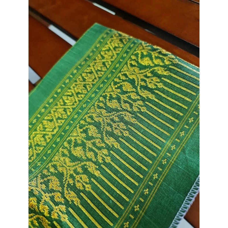 ตีนต่วยไหมแท้ทอมือยกดิ้นทอง ขนาด 7.5นิ้วx2เมตร สีเขียว รหัส WN-119-05076822