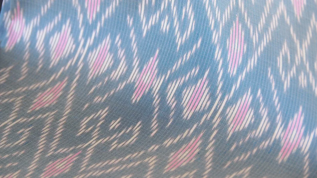 ผ้าไหมมัดหมี่ เนื้อเรียบ ไหมแท้ ขนาด 1x2หลา ลายขออุ้มหน่วย สีฟ้าหม่น รหัส CISP-CT-102526