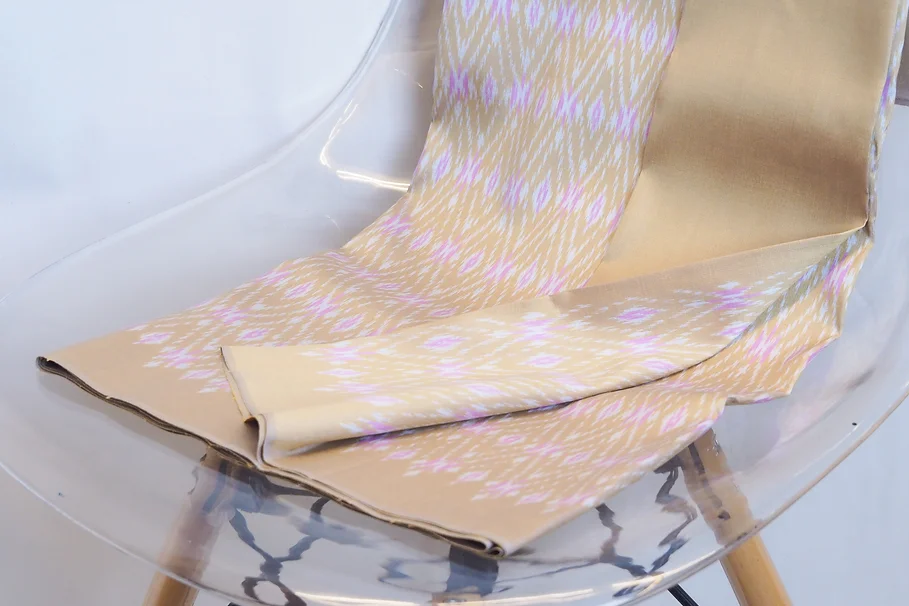 (ผ้าชุด) ผ้าไหมมัดหมี่ไหมแท้ (ผ้าลาย2หลา+สีพื้น2หลา) ลายไม้กฤษณา สีเหลืองทองฟาง รหัส M2B-CT-100435