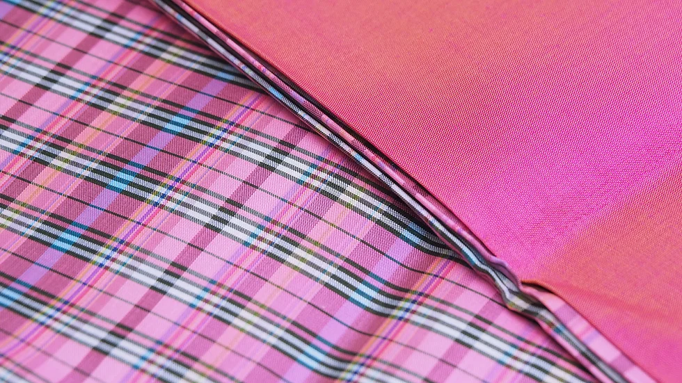 (ผ้าชุด)ไหมลายสก็อต ไหมแท้ ขนาด 1x4 หลา (ผ้าลาย2หลา+สีพื้น 2หลา) สีชมพู รหัส A90-CT100632