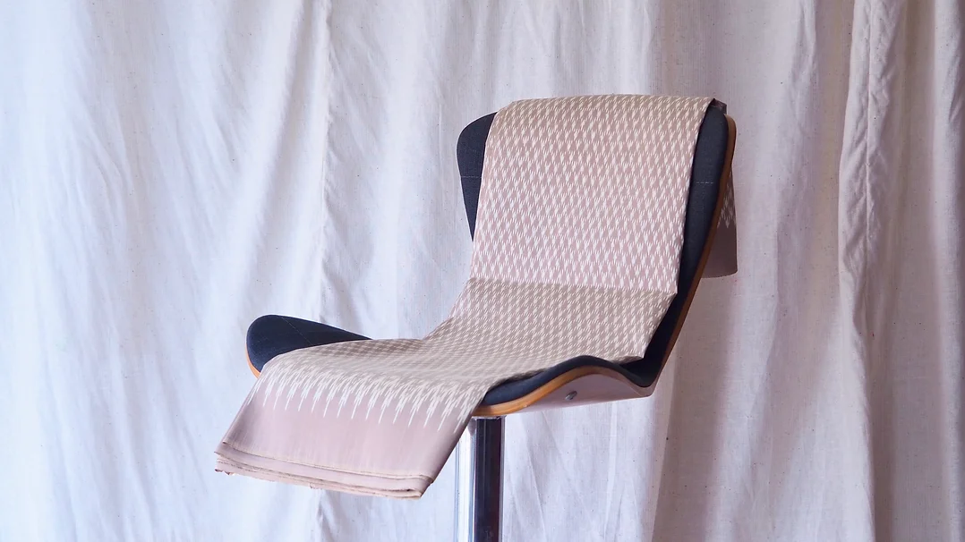 (ผ้าชุด) ผ้าไหมมัดหมี่ไหมแท้ (ผ้าลาย2หลา+สีพื้น2หลา) พื้นสีน้ำตาลเบส รหัส M2B-CT-102816