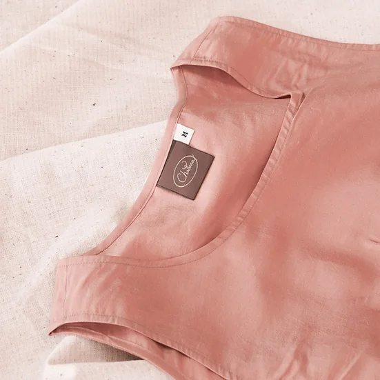 เสื้อแขนกุดไหมแท้ เฉดสีส้มอิฐิ รหัส TOP025