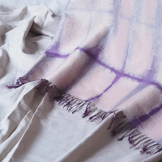 ผ้าคลุมไหล่ผ้าไหม ผืนใหญ่ มัดย้อม มีชายครุย ขนาด 100x190ซม. สีม่วงครีมอ่อน รหัส ZYH-CT-102605