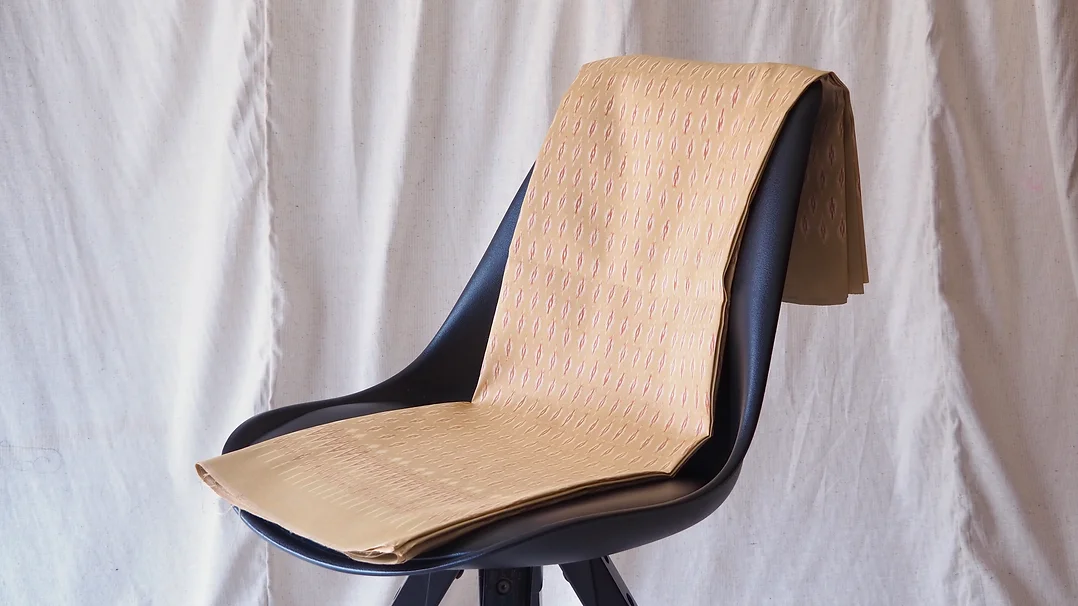 (ผ้าชุด) ผ้าไหมมัดหมี่ไหมแท้ (ผ้าลาย2หลา+สีพื้น2หลา) ลายขอพรเทพ พื้นสีเหลืองฟาง รหัส M2B-CT-102646